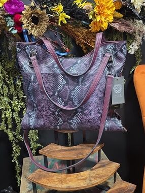 Vince Camuto Leather Bag w/ Purple Snake. Detachable Strap